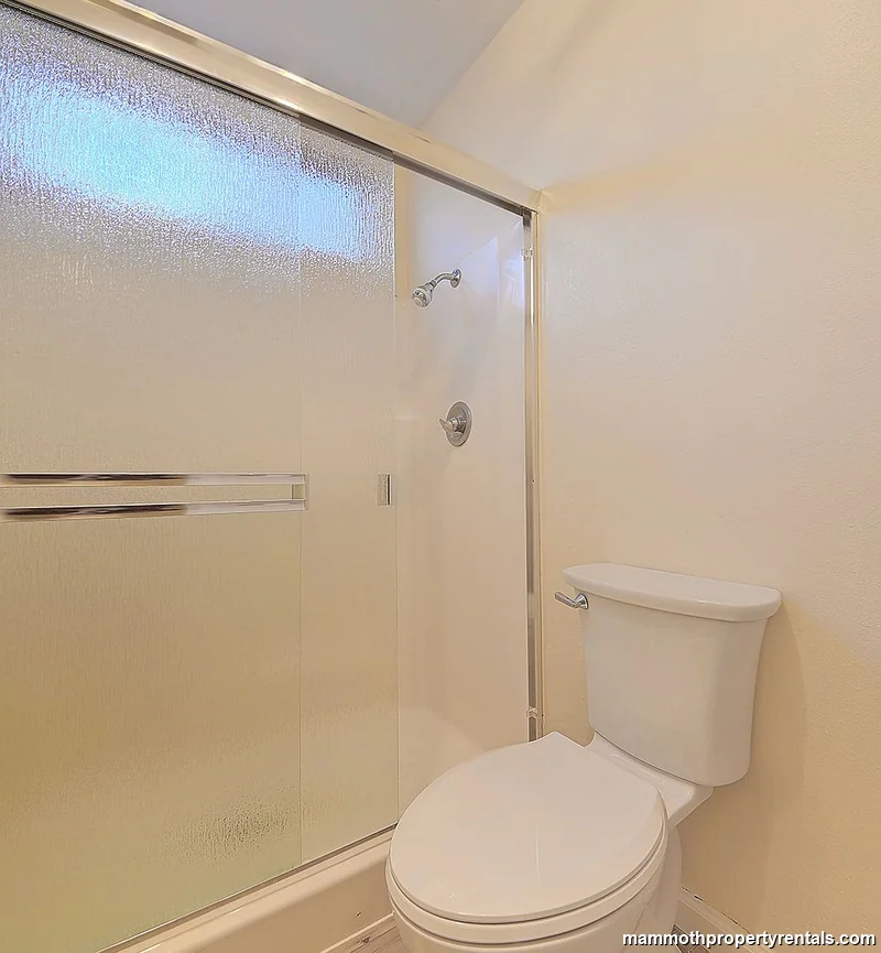 Guest bathroom - bright with shower and tub combo.